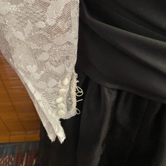 Vintage Black & White Lace Gown Size 10 Please note measurements - Picture 5 of 6